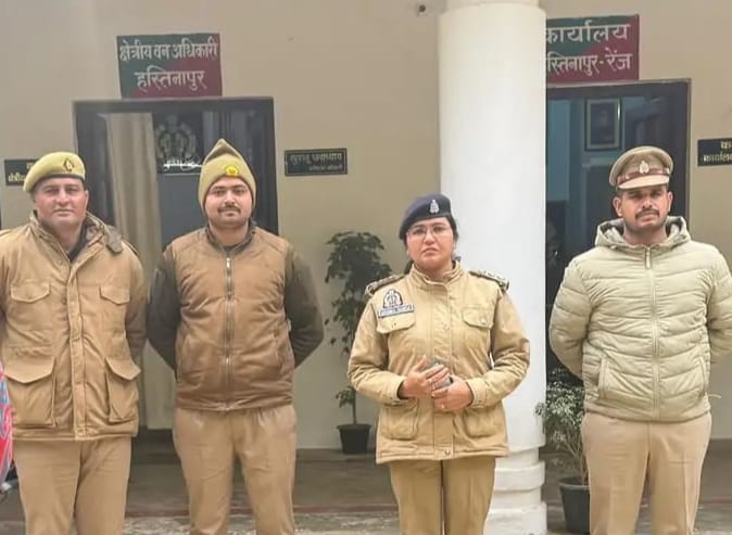 बहसूमा वन रेंज में कार्रवाई के दौरान जब्त किए गए डंपर और जांच करते वन विभाग के अधिकारी।