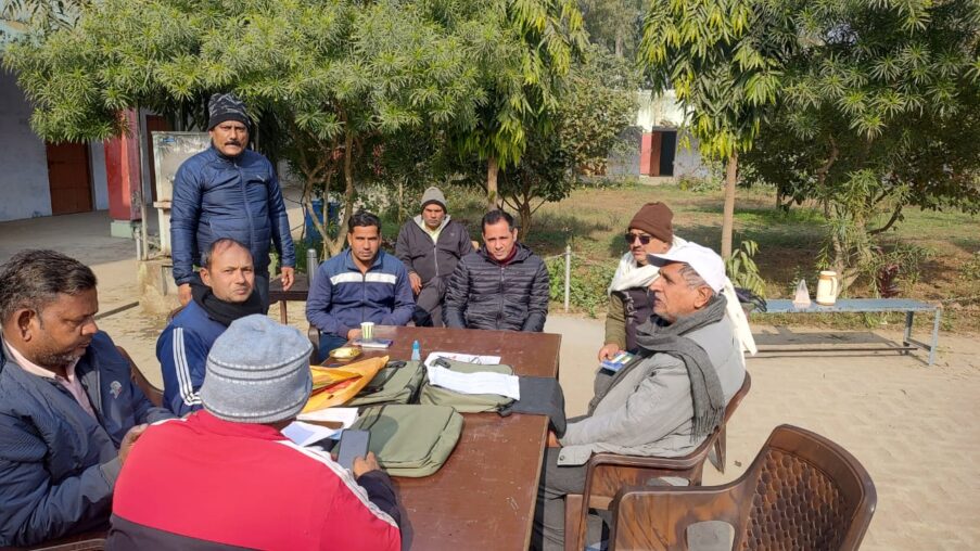 बहसूमा पोलिंग बूथ का मवाना तहसीलदार जितेंद्र सिंह ने औचक निरीक्षण किया