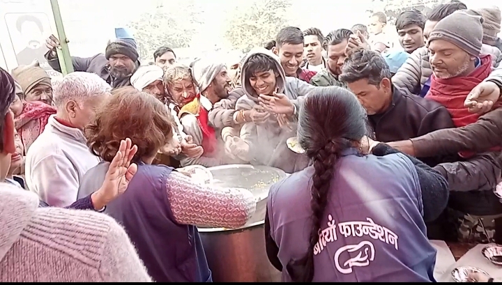 मकर संक्रांति पर बेटियां फाउंडेशन का सेवा अभियान: पीवीएस मॉल पर खिचड़ी व गर्म कपड़ों का वितरण