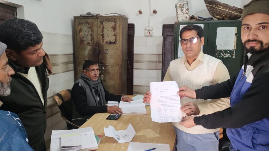 बहसूमा नगर पंचायत के वार्ड-5 चौनपुरा में संकरी गली के कारण कूड़ा गाड़ी नहीं पहुंच पा रही है।