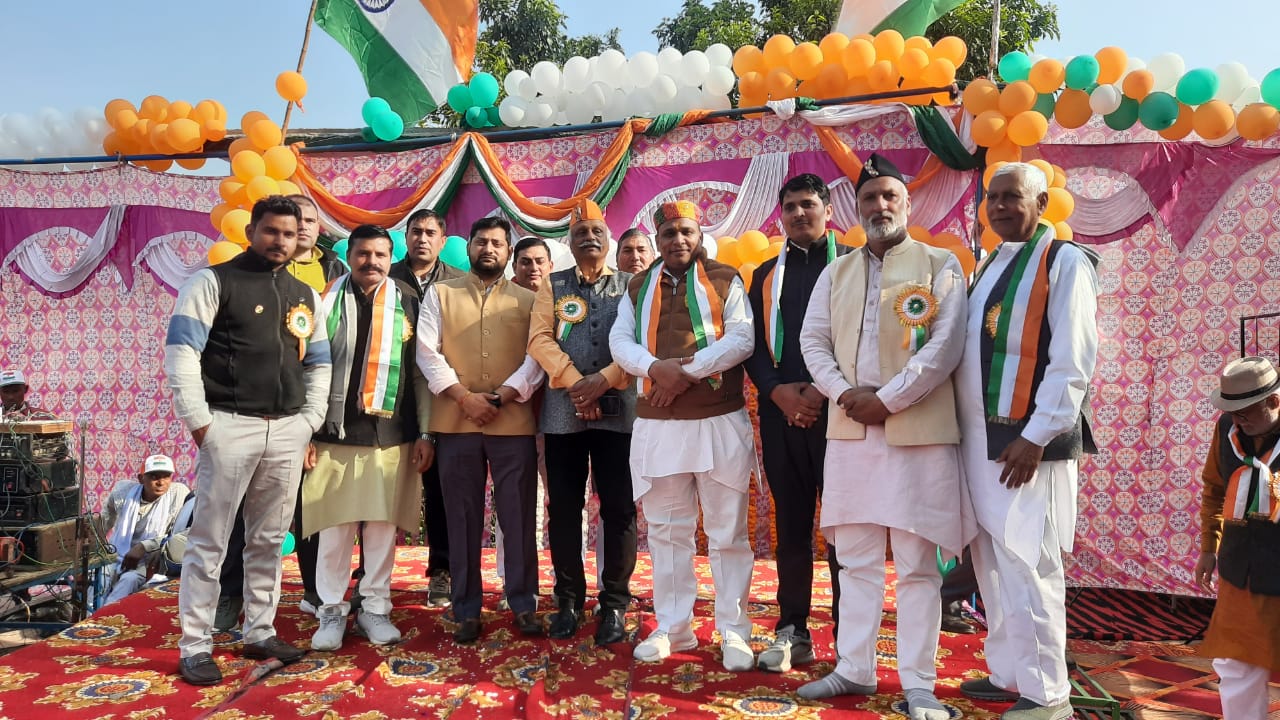 छपरौली ब्रेकिंग न्यूज़: रिटायर्ड ACP दिनेश कुमार शर्मा ने गाँव ककौर कला में बच्चों संग मनाया गणतंत्र दिवस, बाँटे उपहार