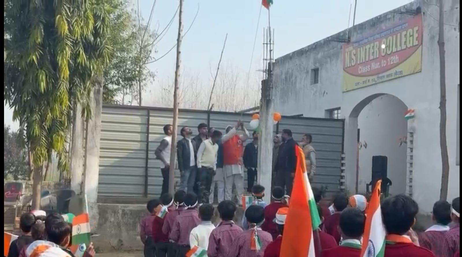 न्यू सिवाल खास इंटर कॉलेज में शान और हर्षोल्लास के साथ फहराया गया तिरंगा