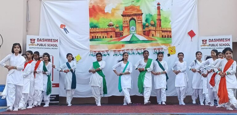 रामराज के दशमेश पब्लिक स्कूल में 77वें गणतंत्र दिवस समारोह के दौरान ध्वजारोहण के बाद देशभक्ति के रंग में रंगे विद्यार्थी व स्टाफ।