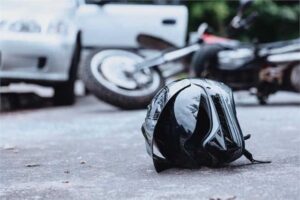 खड़ी कार को ट्रैक्टर ने मारी टक्कर