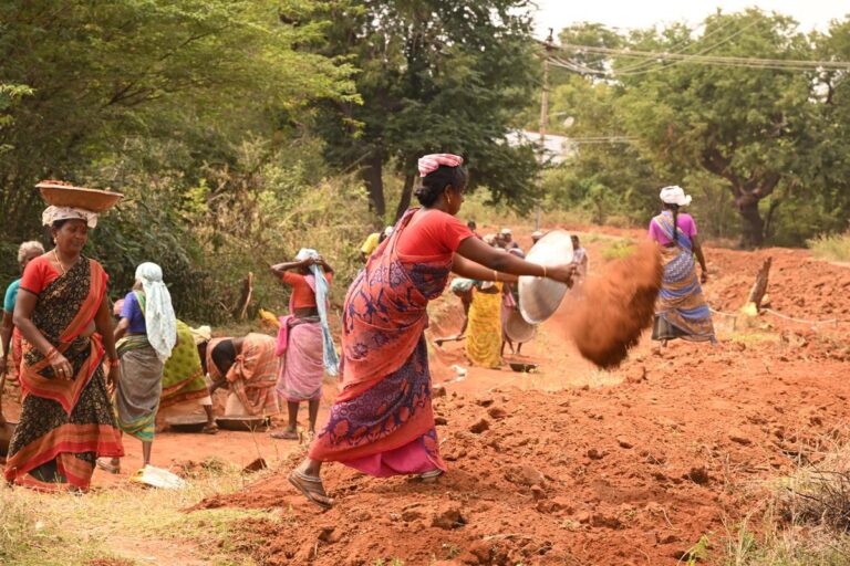 हस्तिनापुर ब्लॉक में फर्जी मनरेगा का खुला खेल, शिकायत करते ही आधे घंटे में फैल जाती है भनक