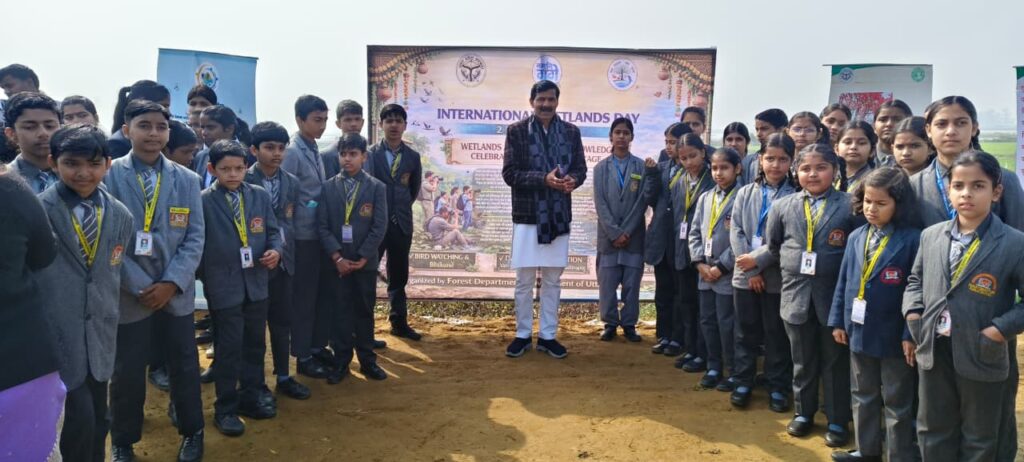 विश्व आर्द्रभूमि दिवस 2026 पर हस्तिनापुर के भीकुंड वेटलैंड में बर्ड वॉचिंग, जैव विविधता संरक्षण और गंगा नदी में 1633 कछुआ शावकों के पुनर्वास का आयोजन किया गया।