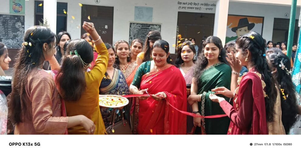 बहसूमा स्थित श्री मनफूल सिंह कन्या इंटर कॉलेज में इंटरमीडिएट छात्राओं के लिए विदाई समारोह का आयोजन किया गया। सांस्कृतिक कार्यक्रमों के साथ छात्राओं को उज्ज्वल भविष्य की शुभकामनाएं दी गईं।