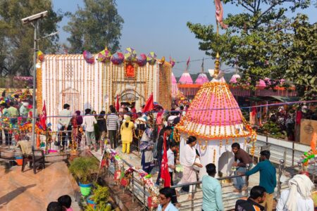 प्राचीन सिद्धपीठ महादेव मंदिर में महाशिवरात्रि पर उमड़ी आस्था की लहर, हजारों शिवभक्तों ने किया जलाभिषेक; सुरक्षा में पुलिस रही मुस्तैद