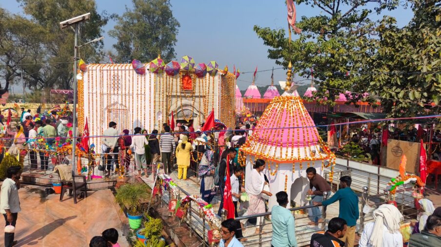 महाशिवरात्रि पर सैफपुर फिरोजपुर के सिद्धपीठ महादेव मंदिर में हजारों श्रद्धालुओं ने जलाभिषेक किया।