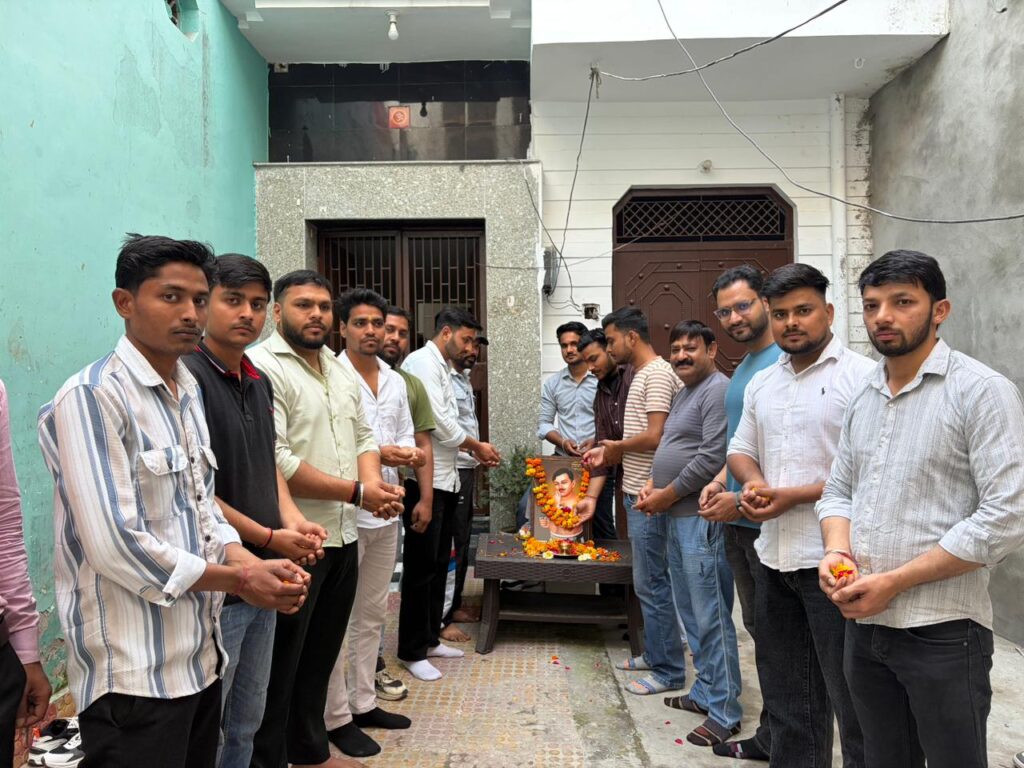 बहसूमा: “एक शाम शहीदों के नाम” कार्यक्रम में युवाओं ने पंडित चंद्रशेखर आज़ाद को दी भावभीनी श्रद्धांजलि