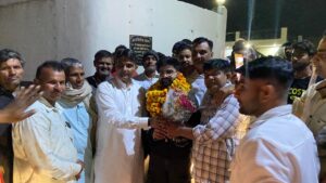 इंग्लैंड से शिक्षा पूरी कर लौटे गौरव त्यागी का खरखौदा में भव्य स्वागत, बुजुर्गों ने दिया आशीर्वाद