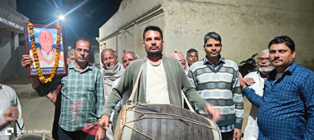 मेरठ के बहसूमा स्थित ग्राम मोहम्मदपुर सकिश्त में राजकुमार की याद में ढोल-नगाड़ों के साथ भव्य होलिका दहन