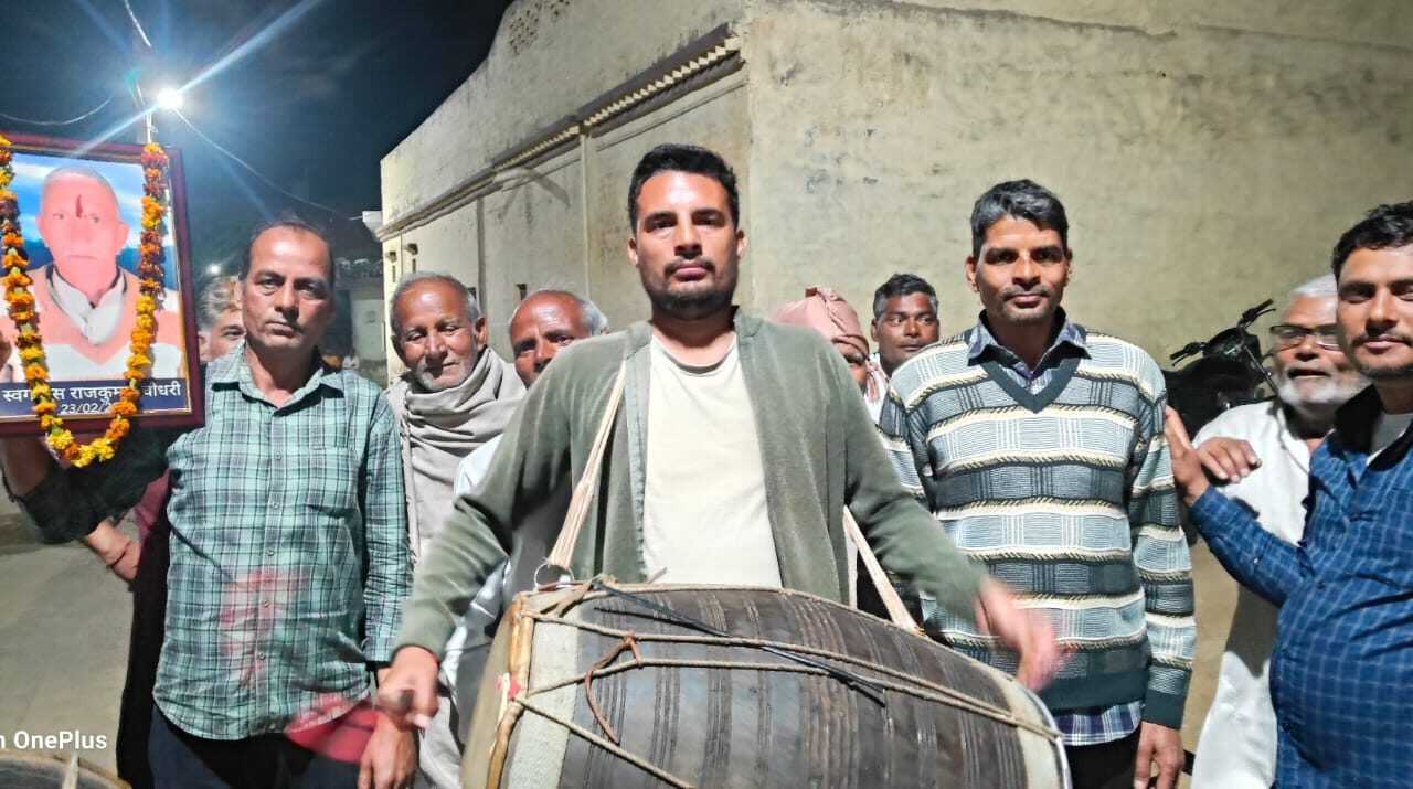 मेरठ के बहसूमा स्थित ग्राम मोहम्मदपुर सकिश्त में राजकुमार की याद में ढोल-नगाड़ों के साथ भव्य होलिका दहन