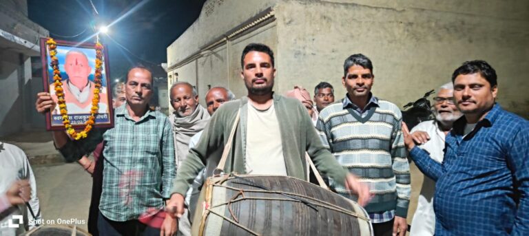 मेरठ के बहसूमा स्थित ग्राम मोहम्मदपुर सकिश्त में राजकुमार की याद में ढोल-नगाड़ों के साथ भव्य होलिका दहन