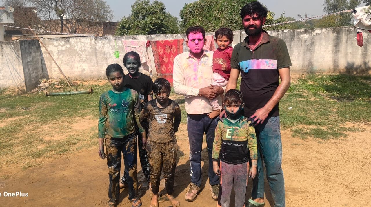 मोहम्मदपुर साकिस्त में बच्चों ने पत्रकारों के साथ खेली रंगों की होली