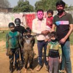 मोहम्मदपुर साकिस्त में बच्चों ने पत्रकारों के साथ खेली रंगों की होली