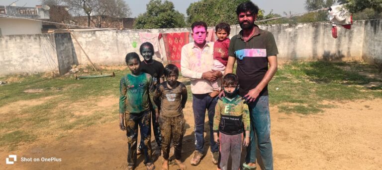 मोहम्मदपुर साकिस्त में बच्चों ने पत्रकारों के साथ खेली रंगों की होली