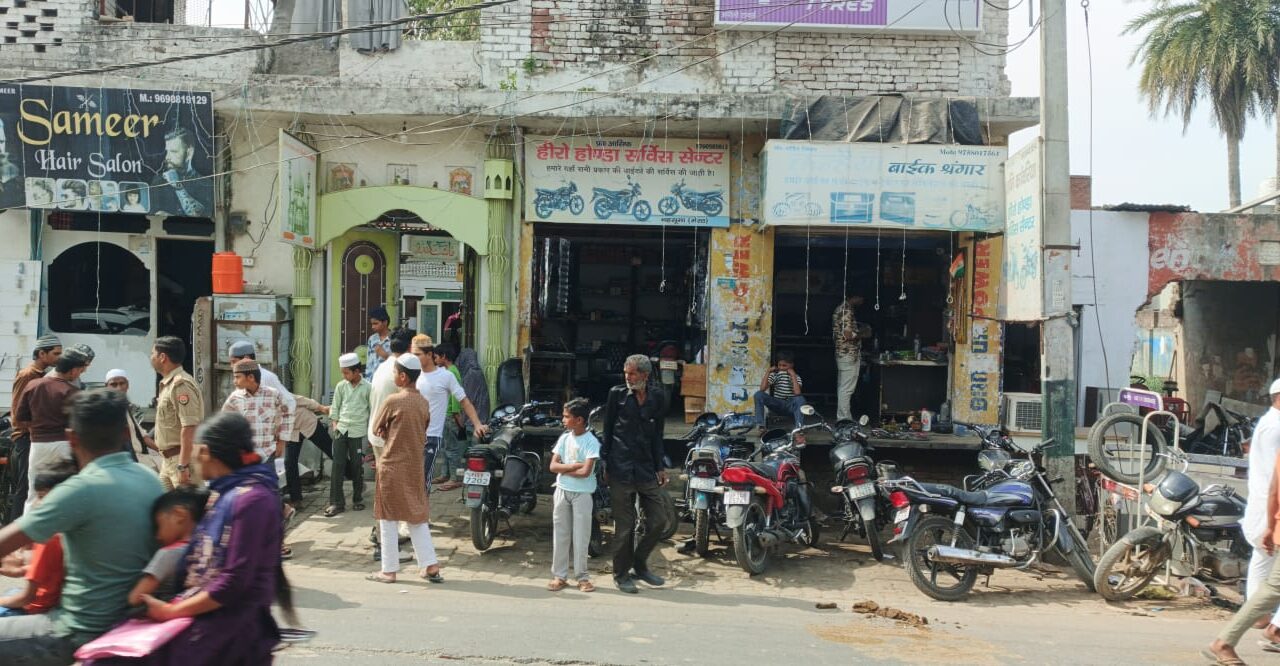 अलविदा जुमा पर मस्जिदों में उमड़ी भीड़, हजारों लोगों ने अदा की नमाज