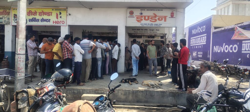 Indian Gas Crisis: Villagers in Bahsuma Outraged as Supply Comes to a Halt Due to Server Downtime