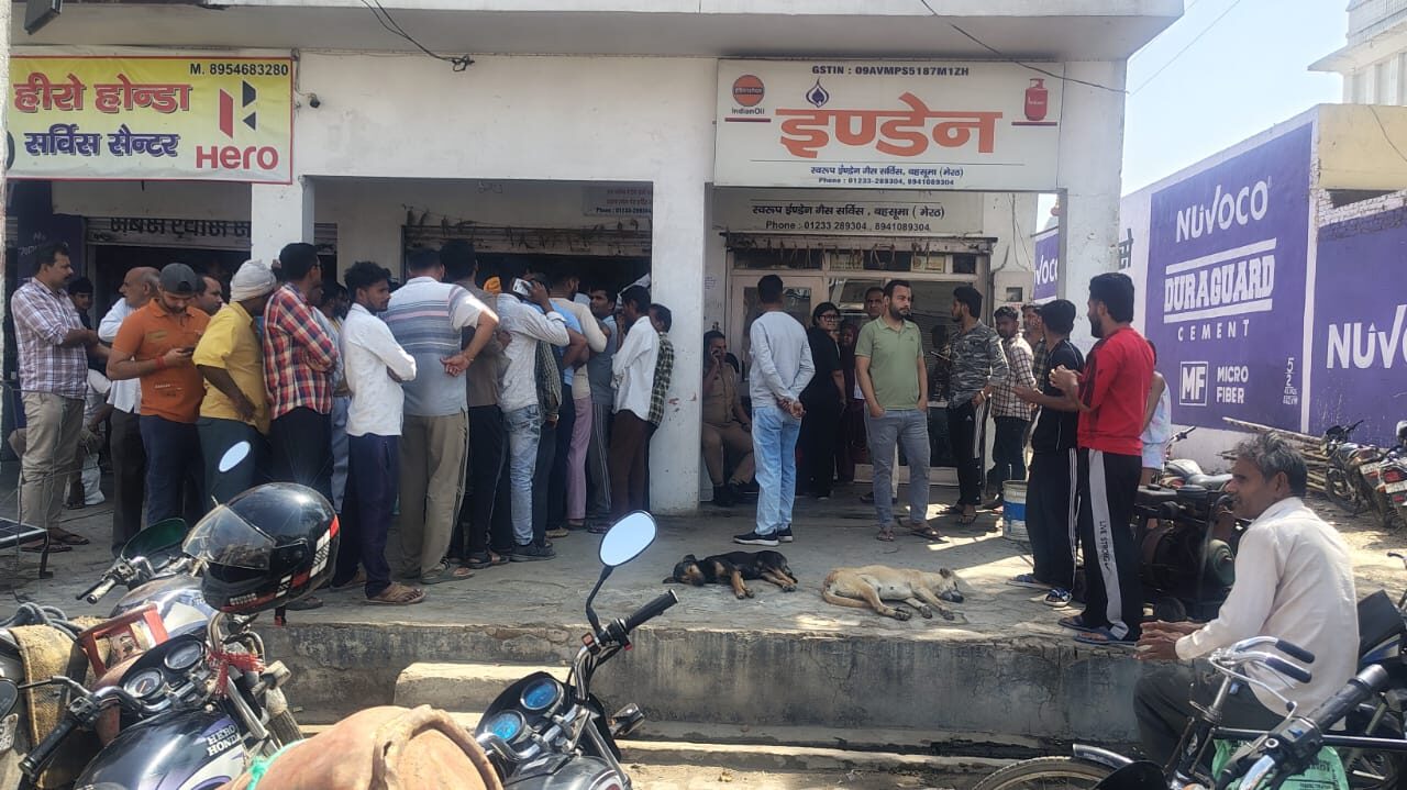 Indian Gas Crisis: Villagers in Bahsuma Outraged as Supply Comes to a Halt Due to Server Downtime