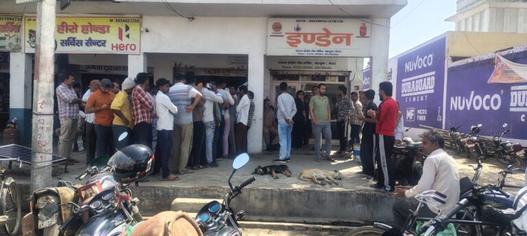 Indian Gas Crisis: Villagers in Bahsuma Outraged as Supply Comes to a Halt Due to Server Downtime