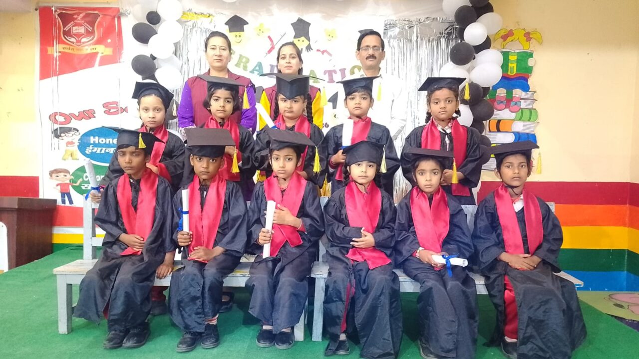 किंडर गार्डन ग्रेजुएशन सेरेमनी में दिखा नन्हों का टैलेंट