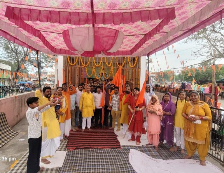 मेरठ के बहसूमा क्षेत्र के रामराज में हिंदू नववर्ष 2083 के अवसर पर हवन-यज्ञ, आरती और प्रसाद वितरण का भव्य आयोजन किया गया, जिसमें बड़ी संख्या में श्रद्धालुओं ने भाग लिया।