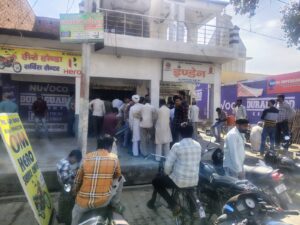 एजेंसी पर सुबह से लगी उपभोक्ताओं की लंबी लाइनें