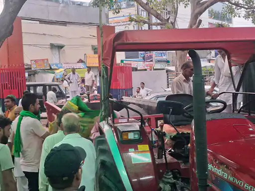 मवाना थाने का किसानों ने किया घेराव