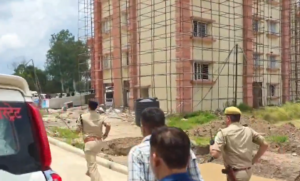 हाथ में गुलाब लेकर राज्यपाल के काफिले के पीछे दौड़े SSP अविनाश पांडेय