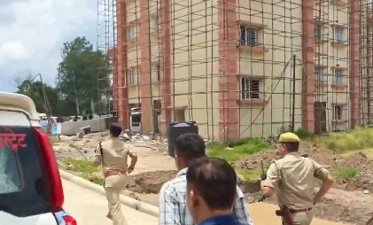 हाथ में गुलाब लेकर राज्यपाल के काफिले के पीछे दौड़े SSP अविनाश पांडेय