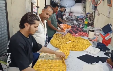 सहारनपुर के मुस्लिम कारीगरों ने तैयार किए कांवड़ियों के लिए स्पेशल परिधान, पश्चिमी यूपी के बाजारों में रहेगी मांग