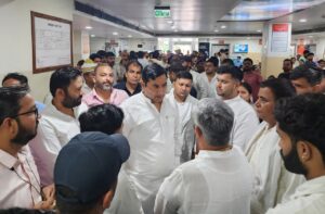 मेरठ में राज्यमंत्री (स्वतंत्र प्रभार) डॉ. सोमेंद्र तोमर ने न्यूटीमा हॉस्पिटल पहुंचकर सड़क दुर्घटना में घायल पूर्व छात्रसंघ अध्यक्ष विजय राणा का हालचाल जाना