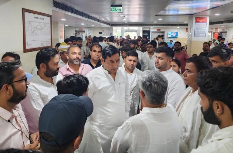 मेरठ में राज्यमंत्री (स्वतंत्र प्रभार) डॉ. सोमेंद्र तोमर ने न्यूटीमा हॉस्पिटल पहुंचकर सड़क दुर्घटना में घायल पूर्व छात्रसंघ अध्यक्ष विजय राणा का हालचाल जाना