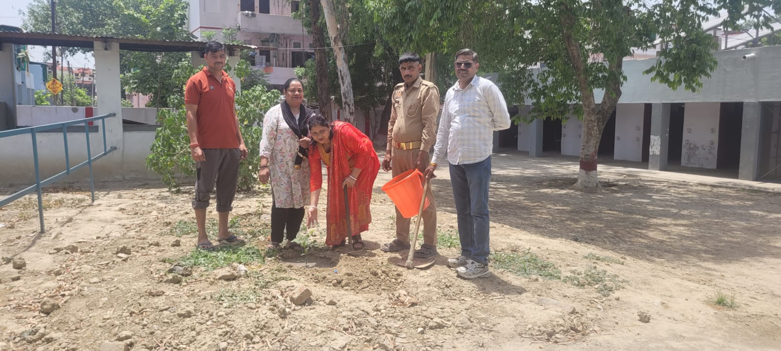 मेरठ में बेटियां फाउंडेशन के वन महोत्सव अभियान के तहत पौधारोपण करते सदस्य