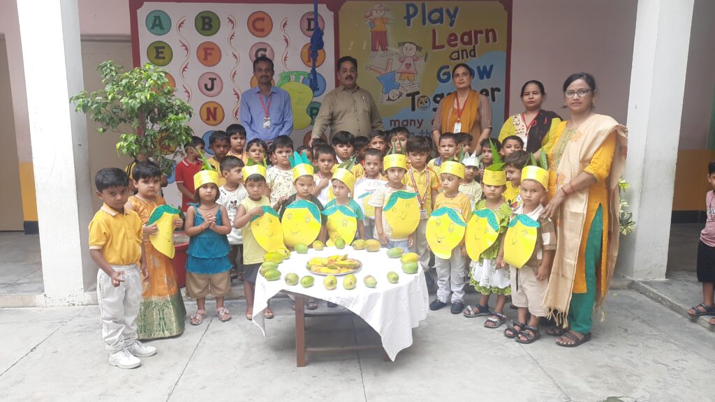डीपीएम सीनियर सेकेंडरी पब्लिक स्कूल बहसूमा में मैंगो पार्टी के दौरान नन्हे बच्चे