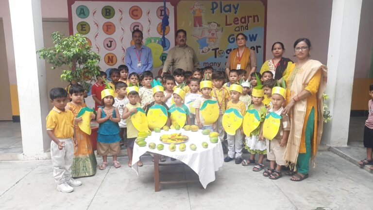 डीपीएम सीनियर सेकेंडरी पब्लिक स्कूल बहसूमा में मैंगो पार्टी के दौरान नन्हे बच्चे
