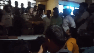 रठ के फलावदा थाने में व्यापारियों और महिला थाना प्रभारी पूनम जादौन के बीच विवाद