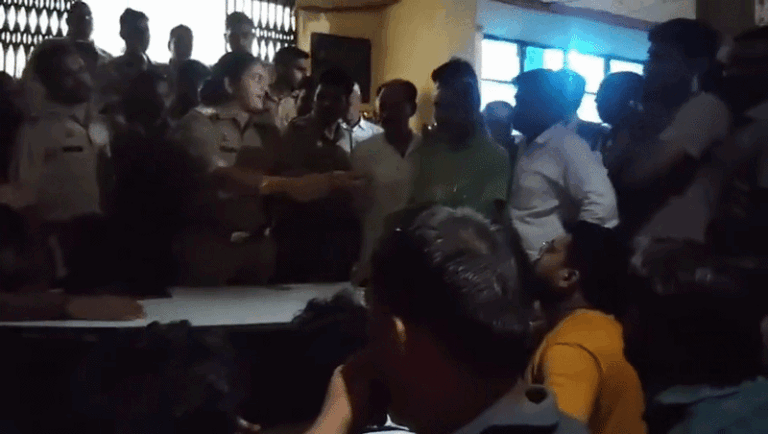 रठ के फलावदा थाने में व्यापारियों और महिला थाना प्रभारी पूनम जादौन के बीच विवाद